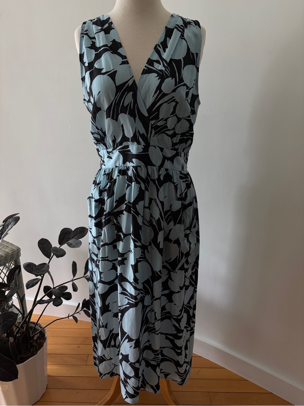 No. 6 Store Light Blue and Black Floral V-Neck Midi Dress -Medium